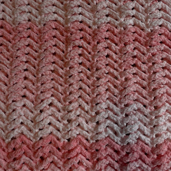 Handmade crochet baby blanket (pink ombré zigzag) - Picture 2 of 4